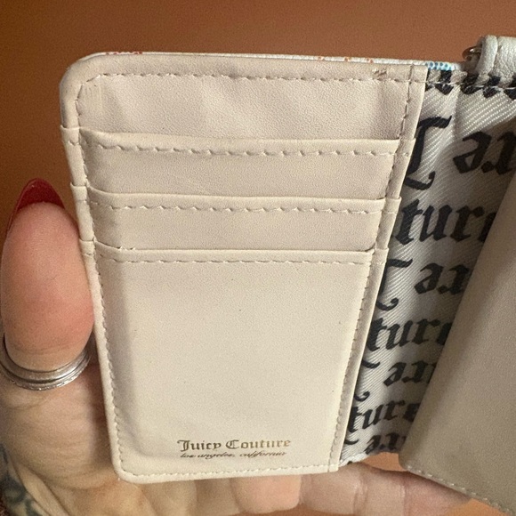 Juicy Couture Cream Wallet with Heart Keychain - Picture 4 of 7
